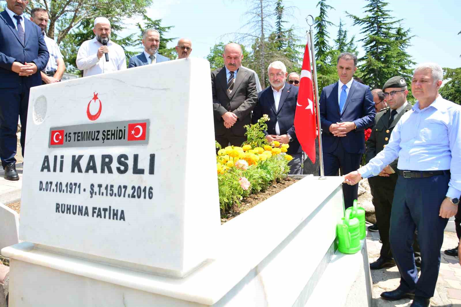 15 Temmuz şehidi Ali Karslı kabri başında dualarla anıldı