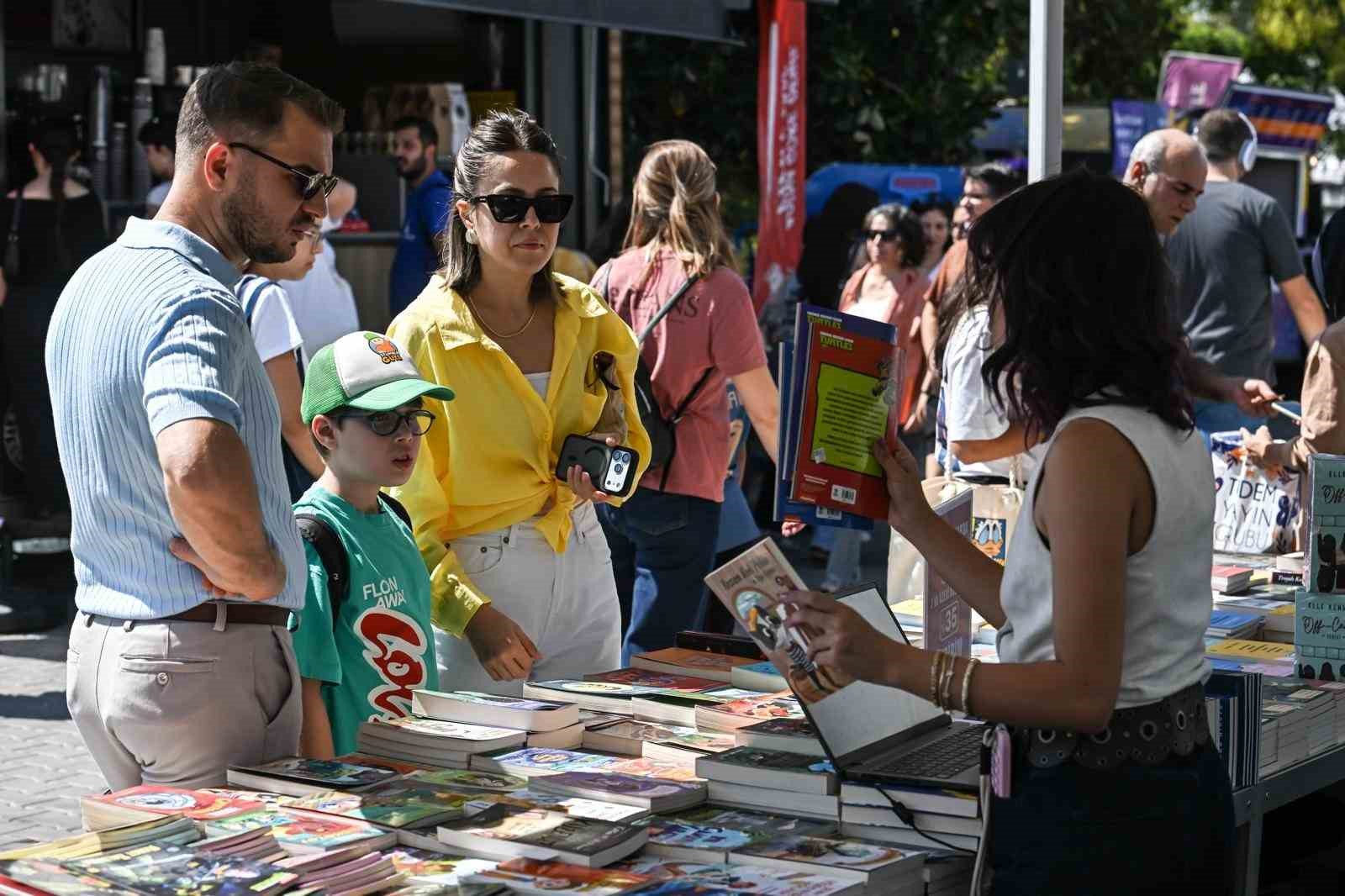 İZKİTAP-8. İzmir Kitap Fuarı kapılarını açtı