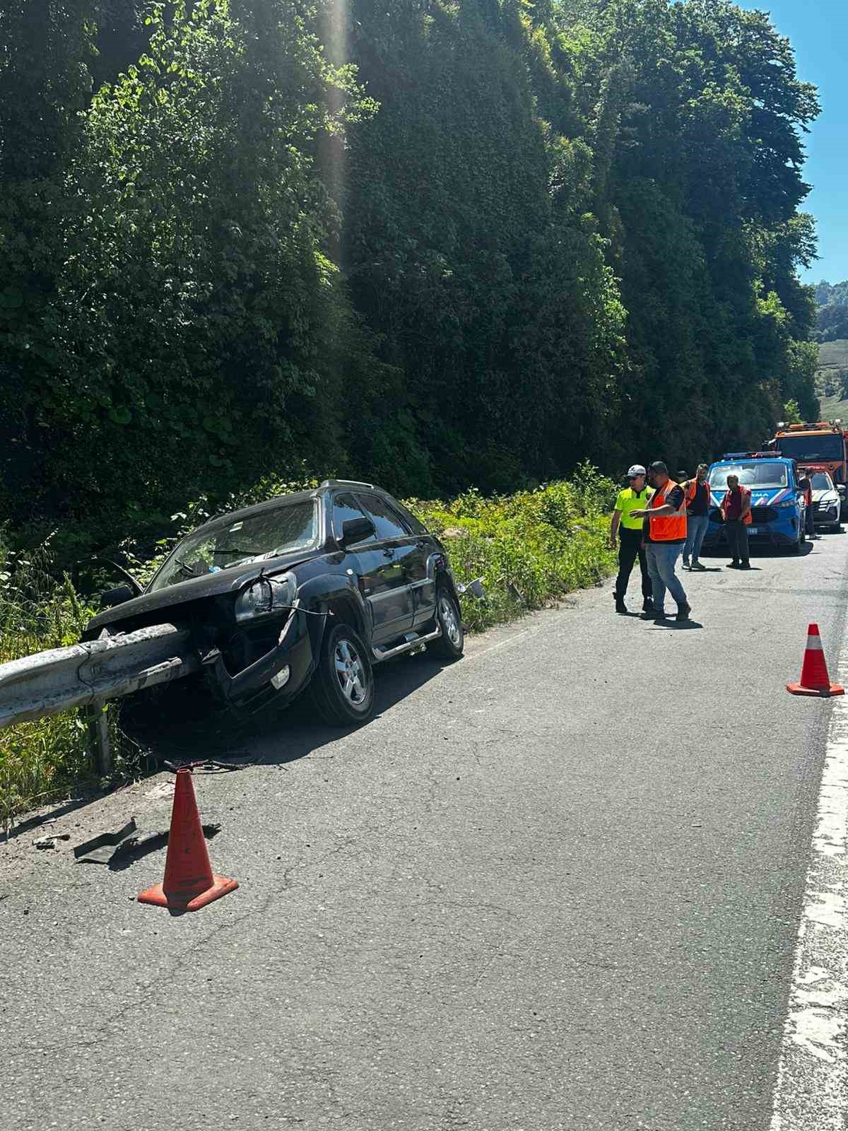 Bariyer aracın motoruna saplandı: 1 yaralı