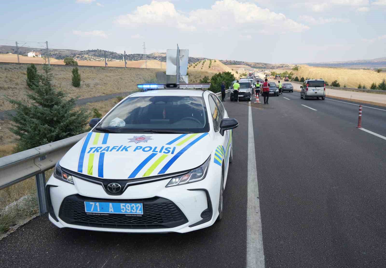 Kamyonet ile hafif ticari ara&ccedil; &ccedil;arpıştı: 5 yaralı