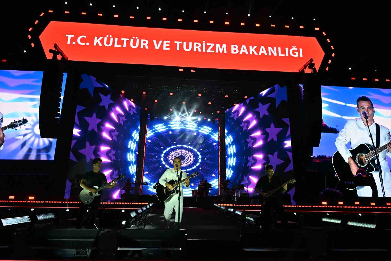 Ferhat G&ouml;&ccedil;er, Ordululara m&uuml;zik ş&ouml;leni yaşattı