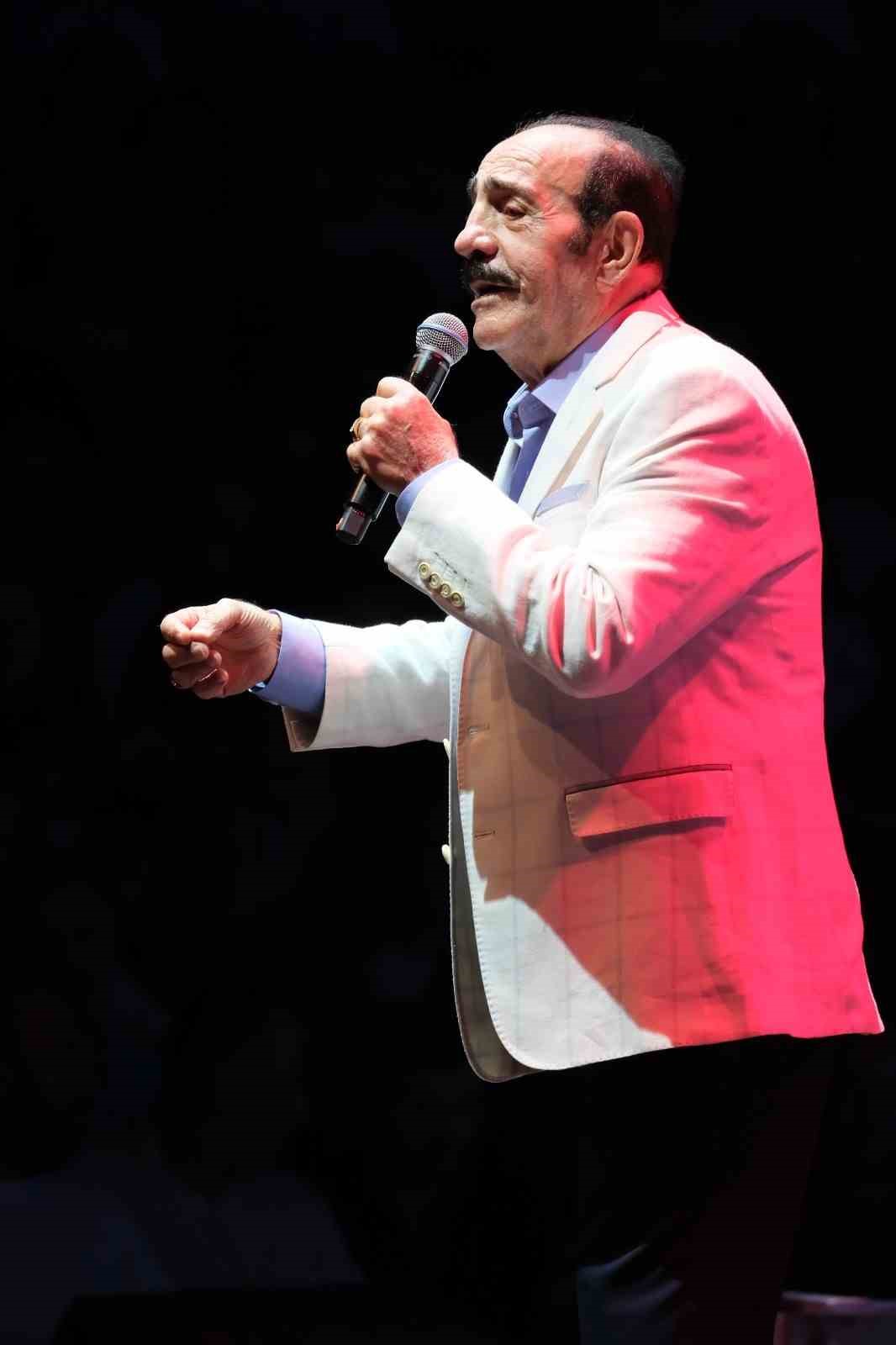 Mustafa Keser&rsquo;den m&uuml;zik ve kahkaha dolu gece