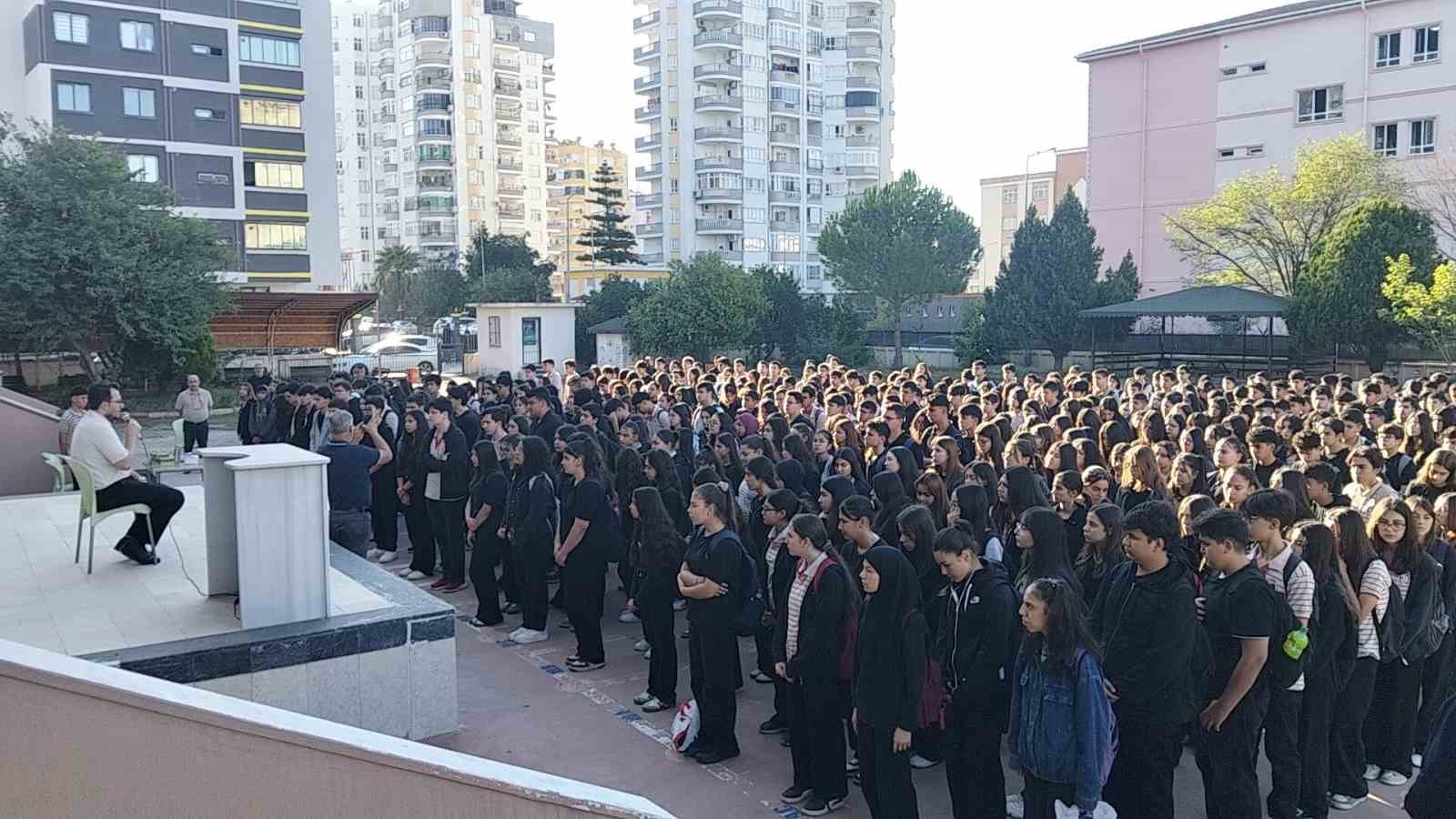 Kazada hayatını kaybeden Sel&ccedil;uk&rsquo;un sırasına arkadaşları &ccedil;i&ccedil;ek bıraktı