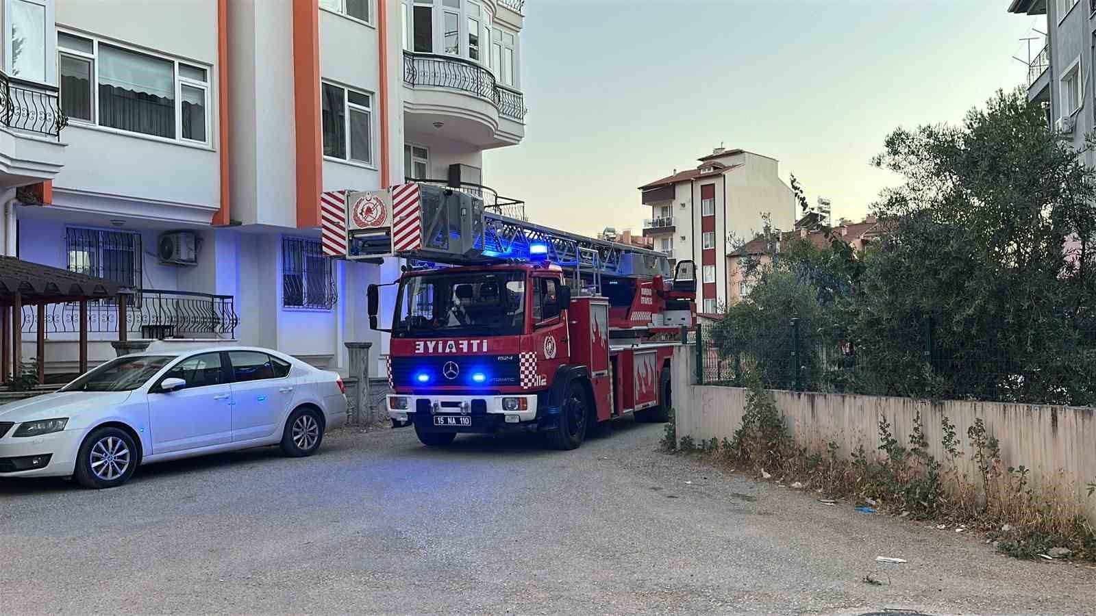 Burdur&rsquo;da 3 katlı binada &ccedil;ıkan yangında 6 kişi itfaiye ekiplerince kurtarıldı