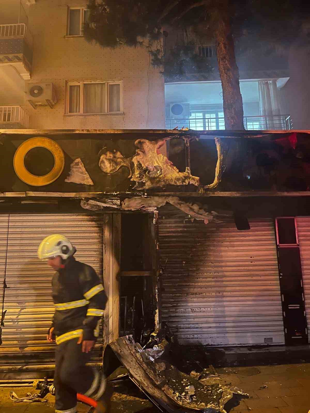 Siirt&rsquo;te market alevlere teslim oldu