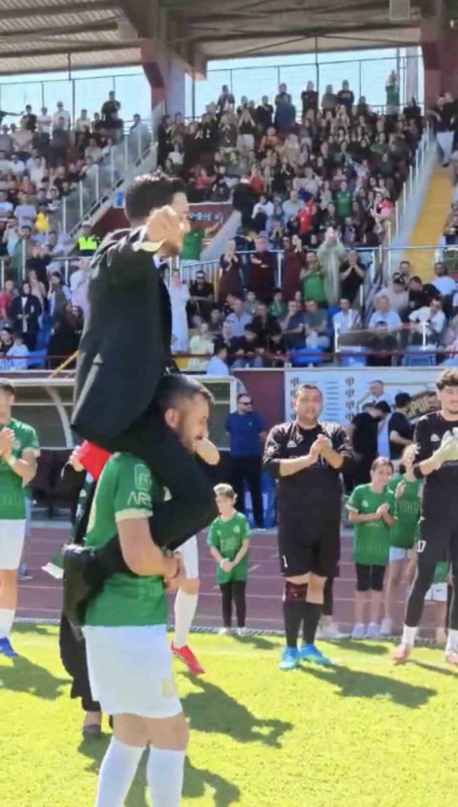 Final ma&ccedil;ını gelinlik ve damatlıkla izlediler