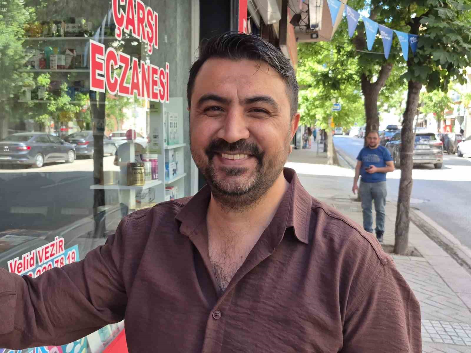 Tabelaya sıkışan yavru kediyi esnaf kurtardı