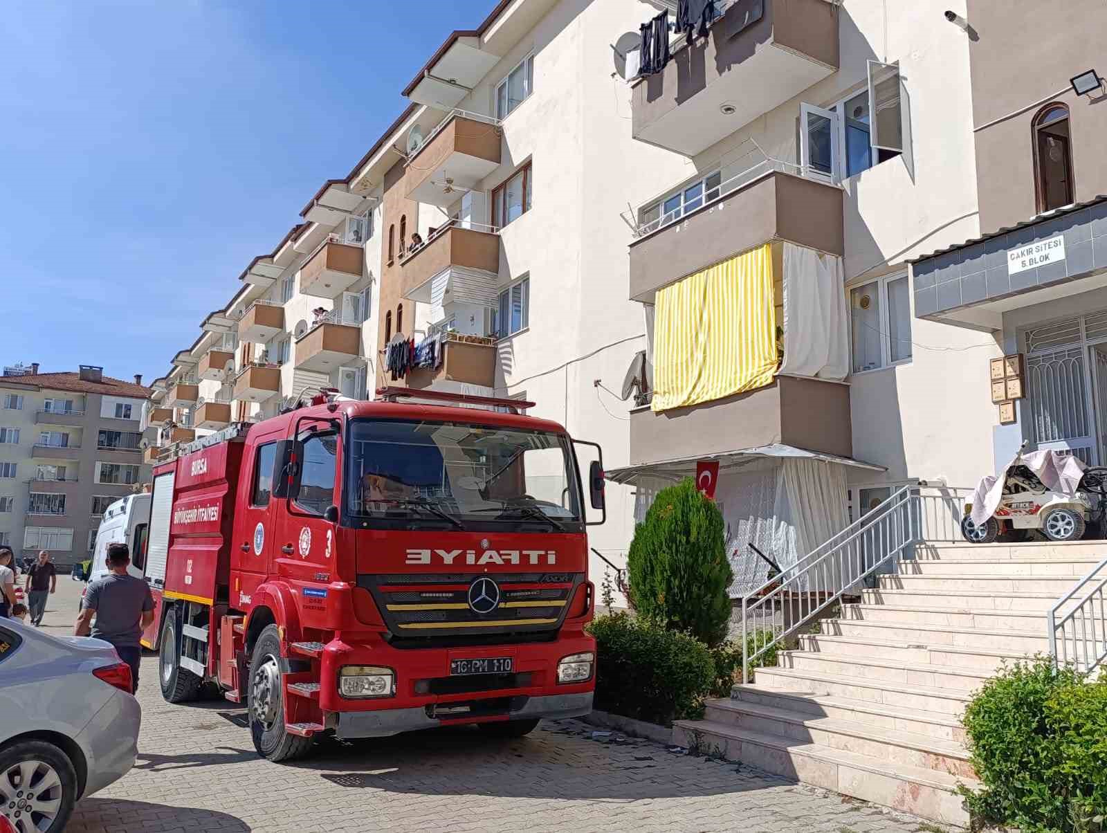Mutfaktan çıkan yangında 4 kişi dumandan etkilendi