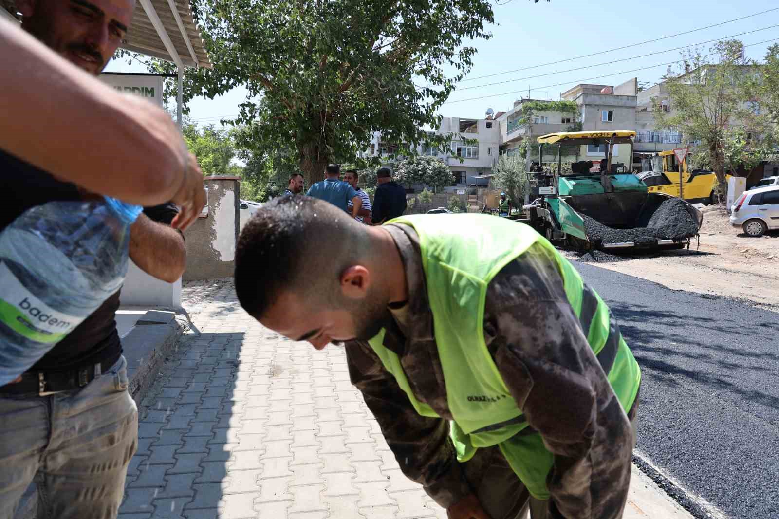 Kahramanmaraş&rsquo;ta asfalt iş&ccedil;ileri bunaltıcı sıcağa rağmen mesaisini s&uuml;rd&uuml;r&uuml;yor