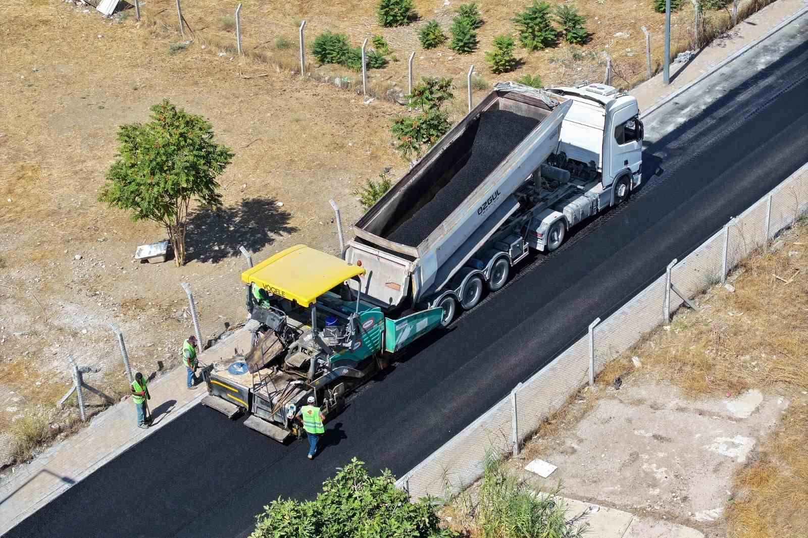 Efeler&rsquo;de sıcak asfalt &ccedil;alışmaları s&uuml;r&uuml;yor