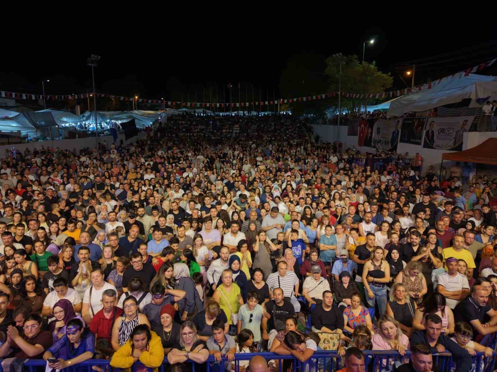 Çal’da festival coşkusu doruğa çıktı! Murat Kekilli geceye damga vurdu