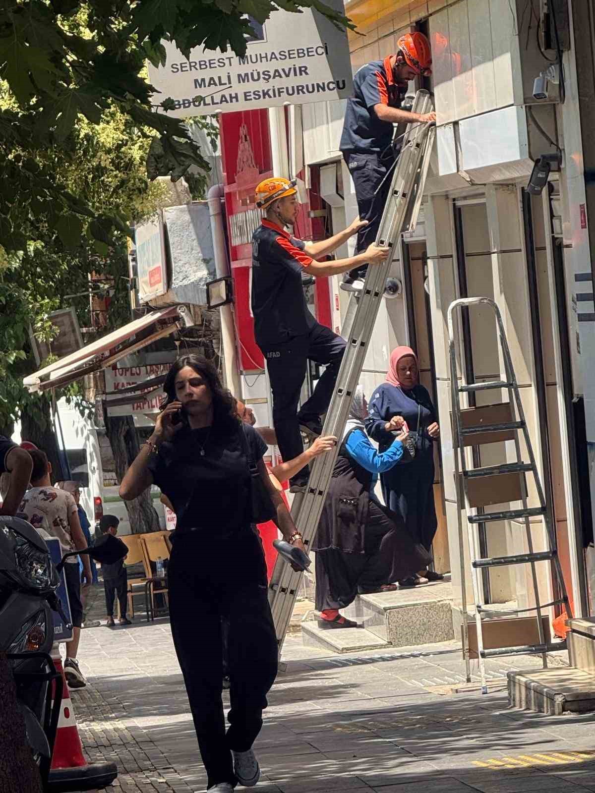 Siirt’te reklam panosuna sıkışan yavru kedi AFAD ekiplerince kurtarıldı