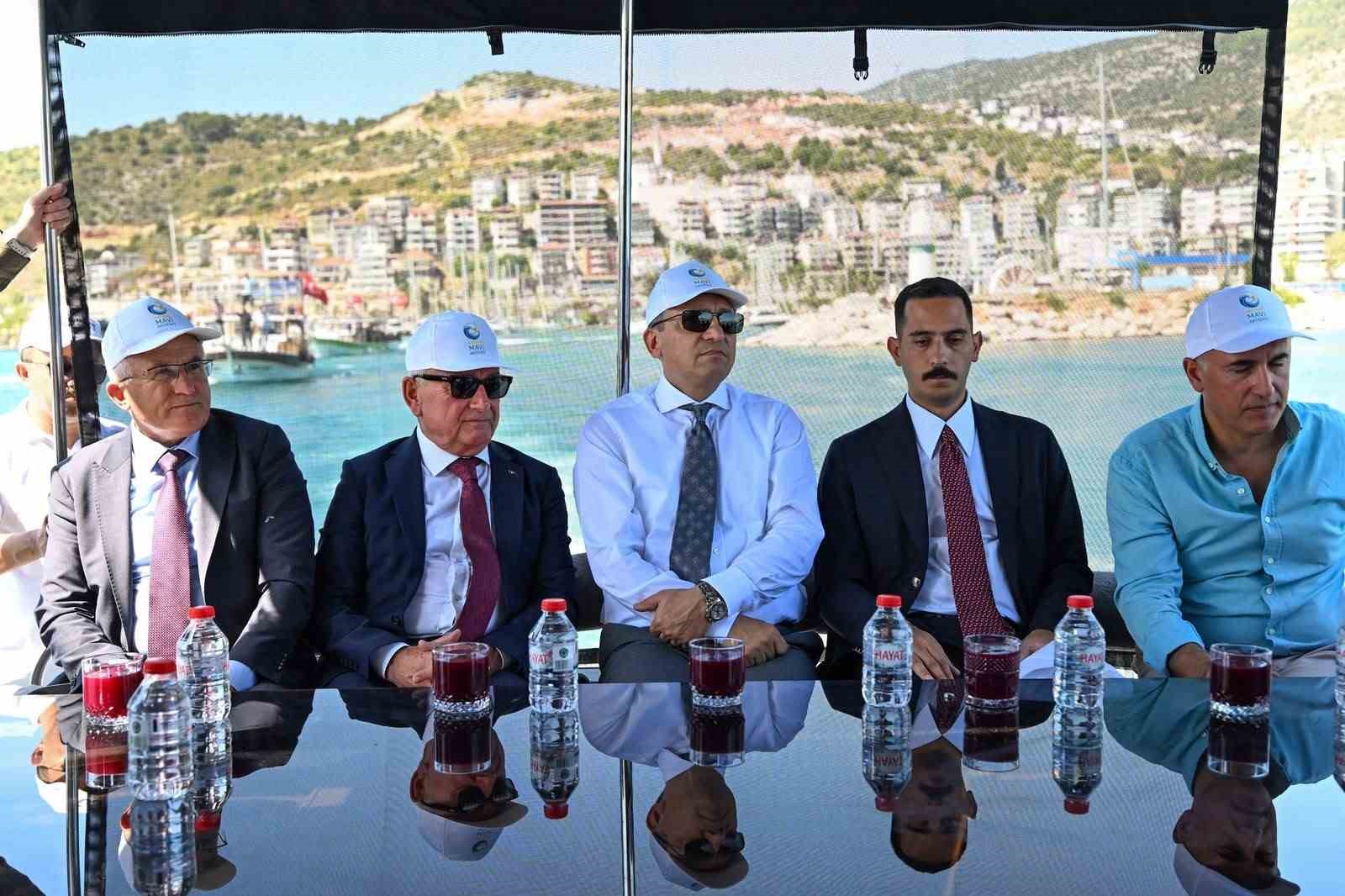 Antalya&rsquo;da 50 yapay resif denize indirildi
