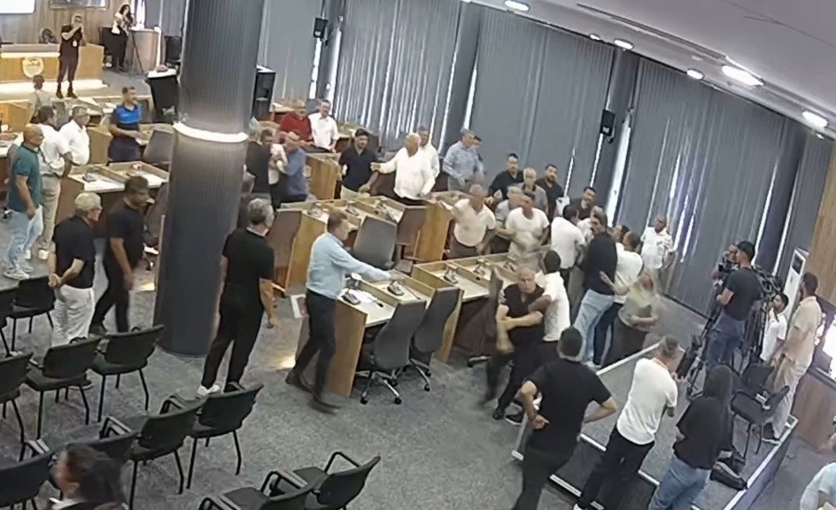 CHP’li belediye başkanının AK Partili meclis üyesinin üzerine yürüdüğü anlar kamerada