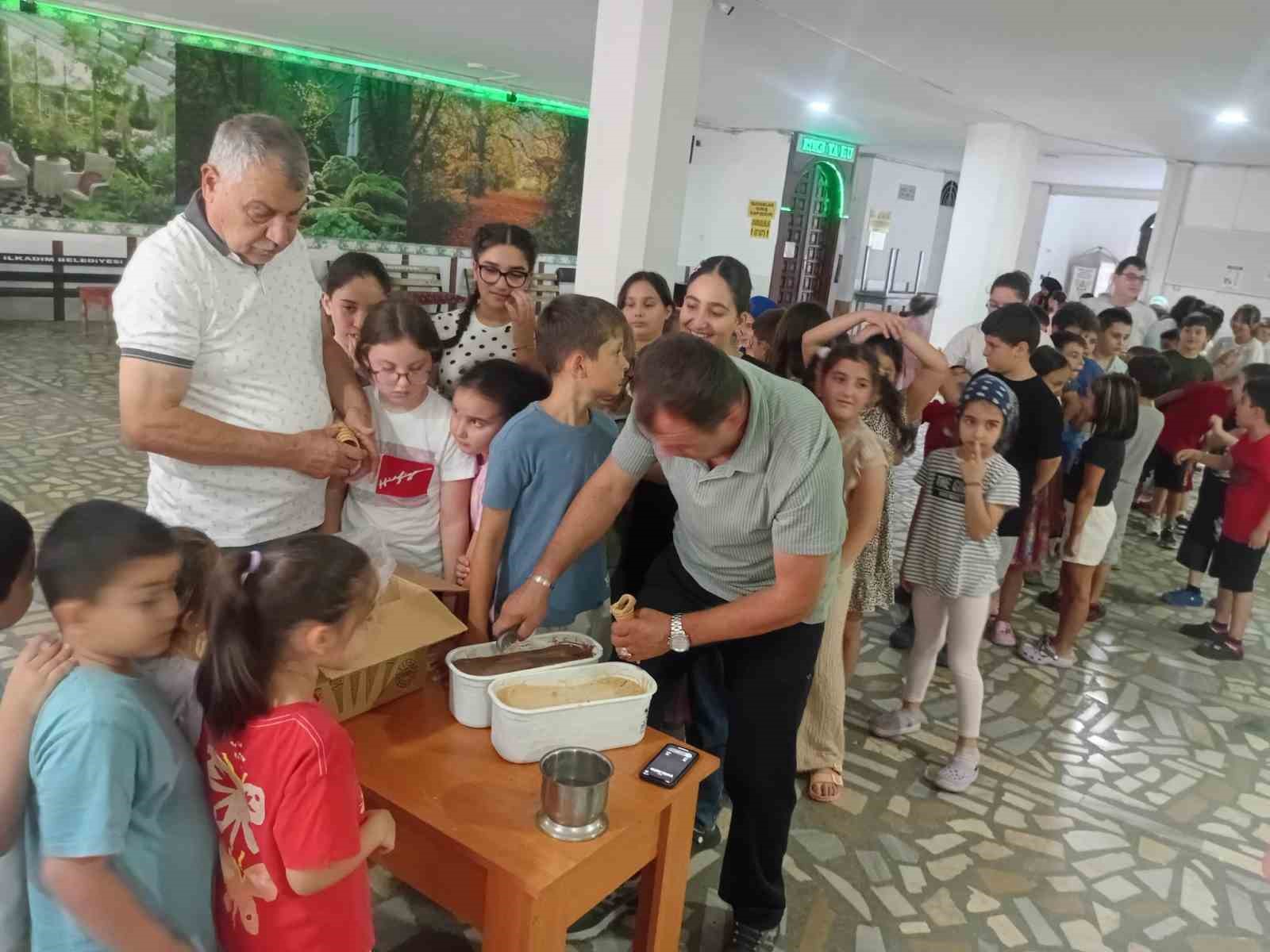 Yaz Kur’an kursundaki öğrencilere serinleten ikram