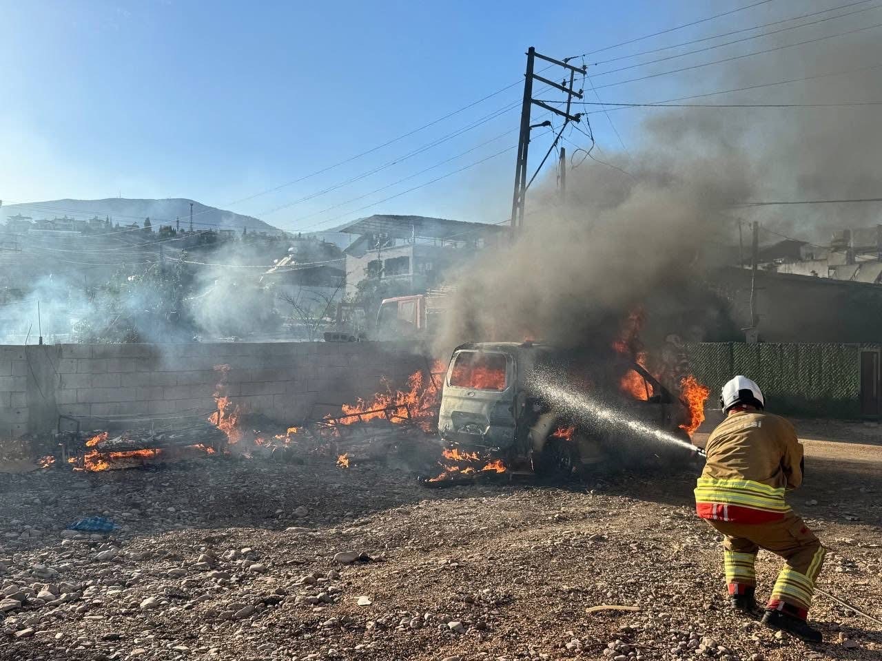 Kırıkhan&rsquo;da hafif ticari ara&ccedil; alevlere teslim oldu