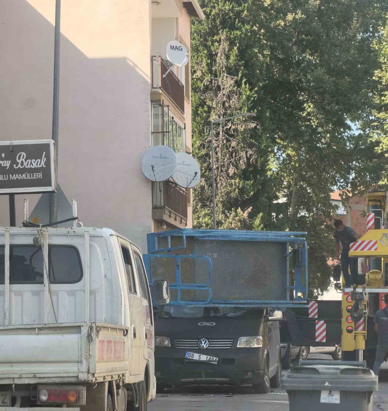 Yük asansörü minibüsün üzerine böyle devrildi