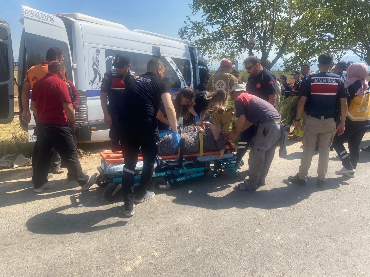 Alaşehir’de işçi minibüsü ağaca çarptı: 14 yaralı