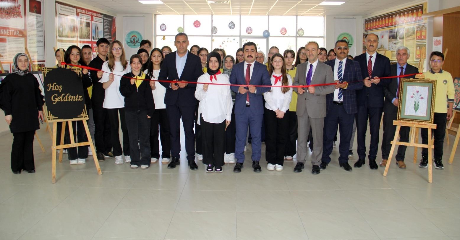 Bayburt’ta öğrencilerden şiir programı ve karma resim sergisi