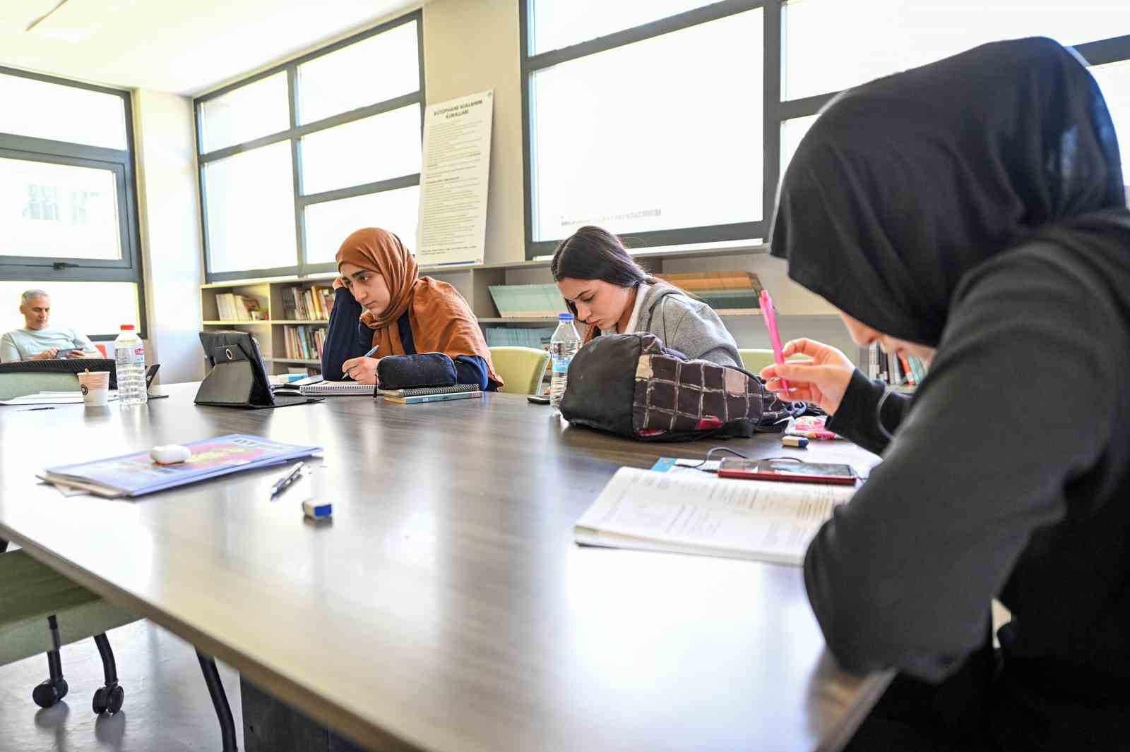 Mersin&rsquo;de okuma salonları &ouml;ğrencilerin ikinci adresi oldu