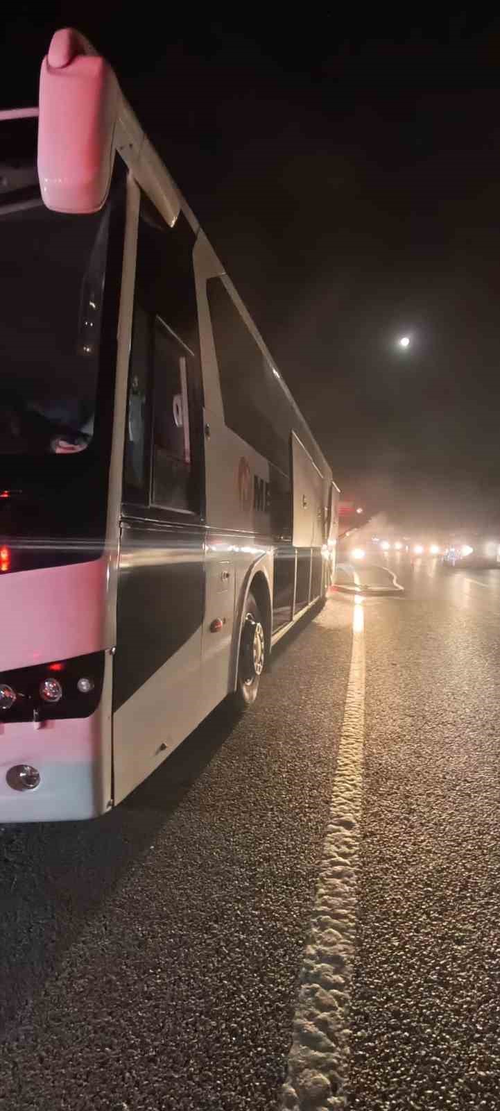 Otob&uuml;s seyir halinde alev aldı
