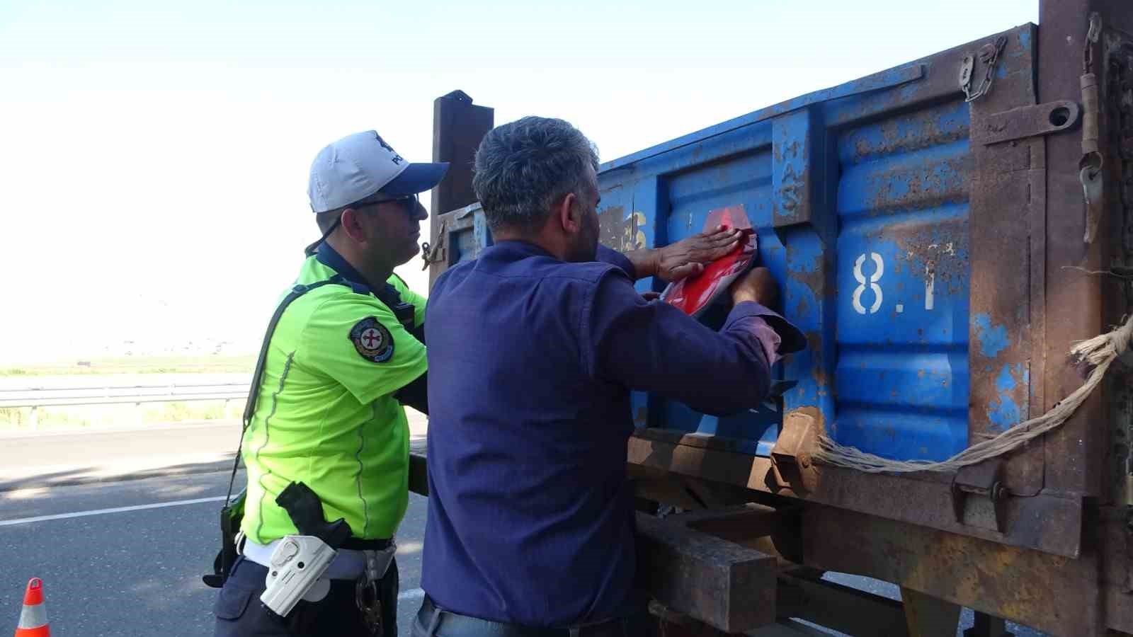 Hasat döneminde yaşanan kazaların önüne geçmek amacıyla traktörlerdeki reflektörler kontrol edildi