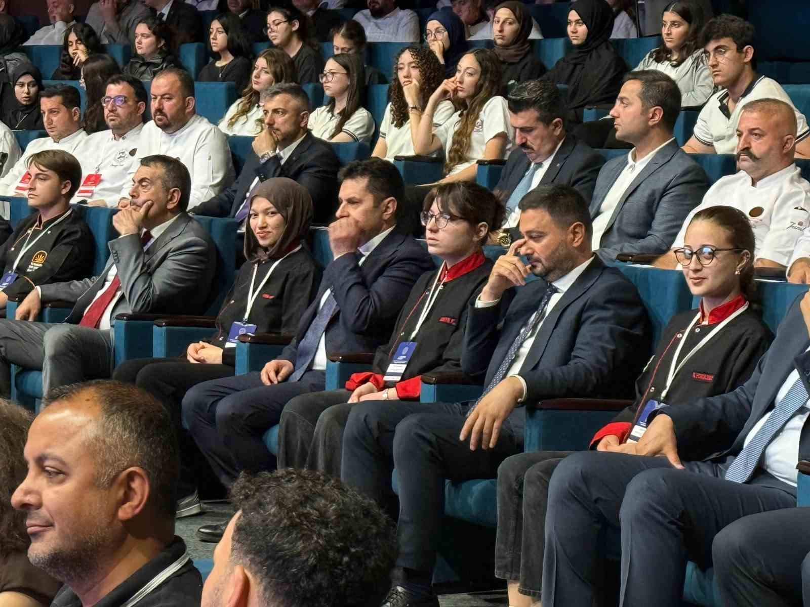 Gedizli öğrenci, Bakan Yusuf Tekin’i ilçelerine davet etti
