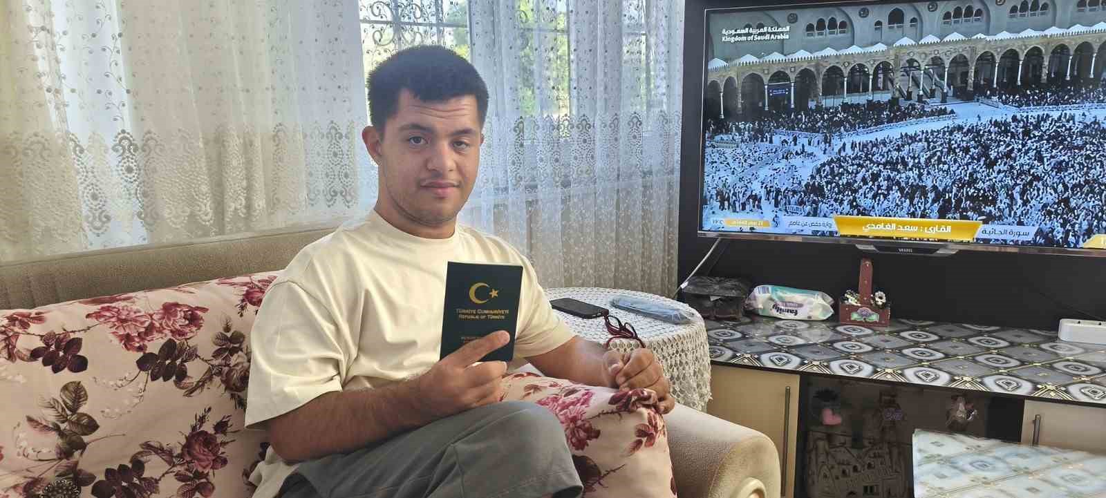 Kabe maketine sarılarak dua etmişti: Engelli gencin umre hayali gerçek oluyor