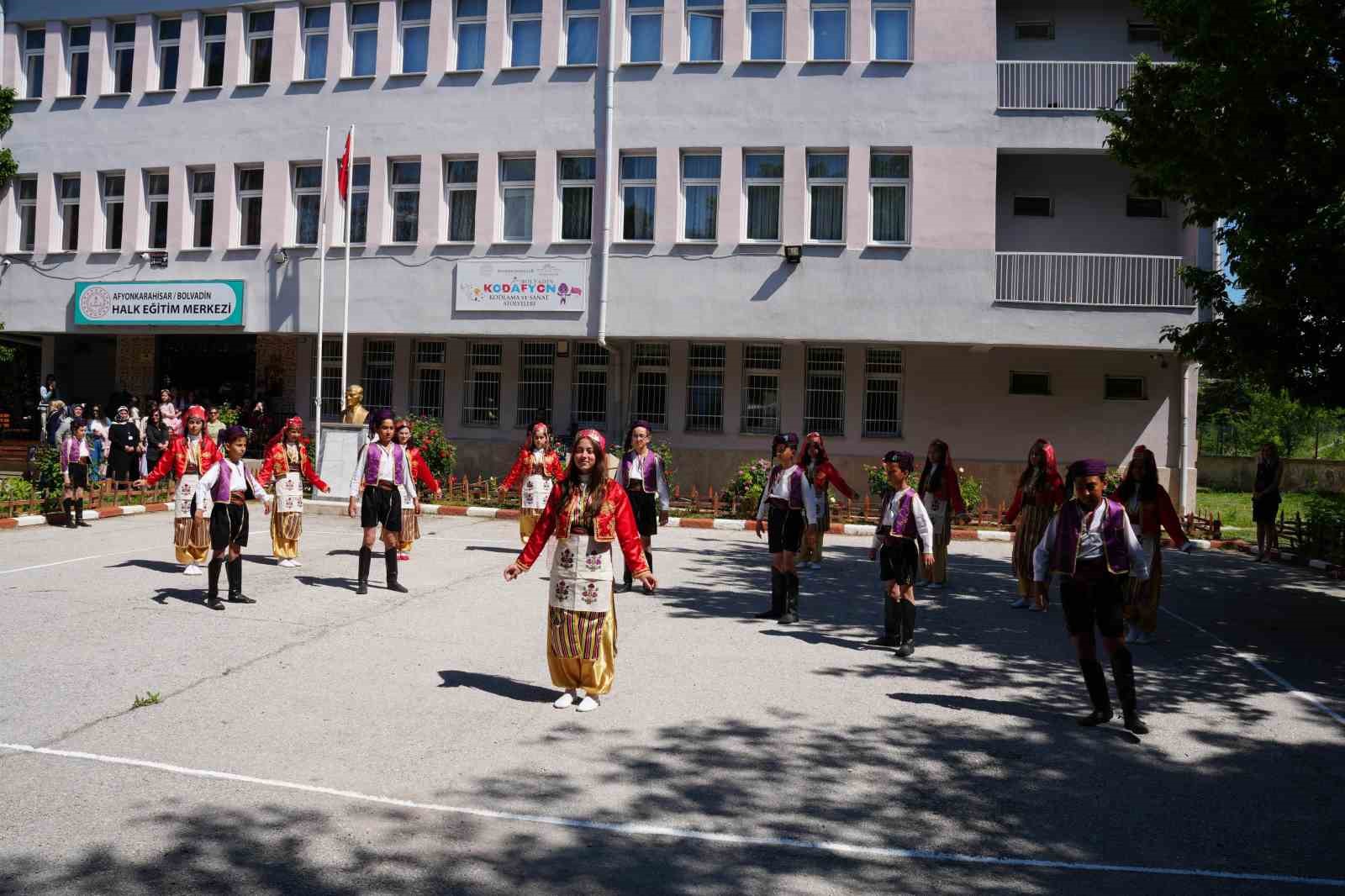 Bolvadin Halk Eğitimi Merkezinde yıl sonu sergisi açıldı