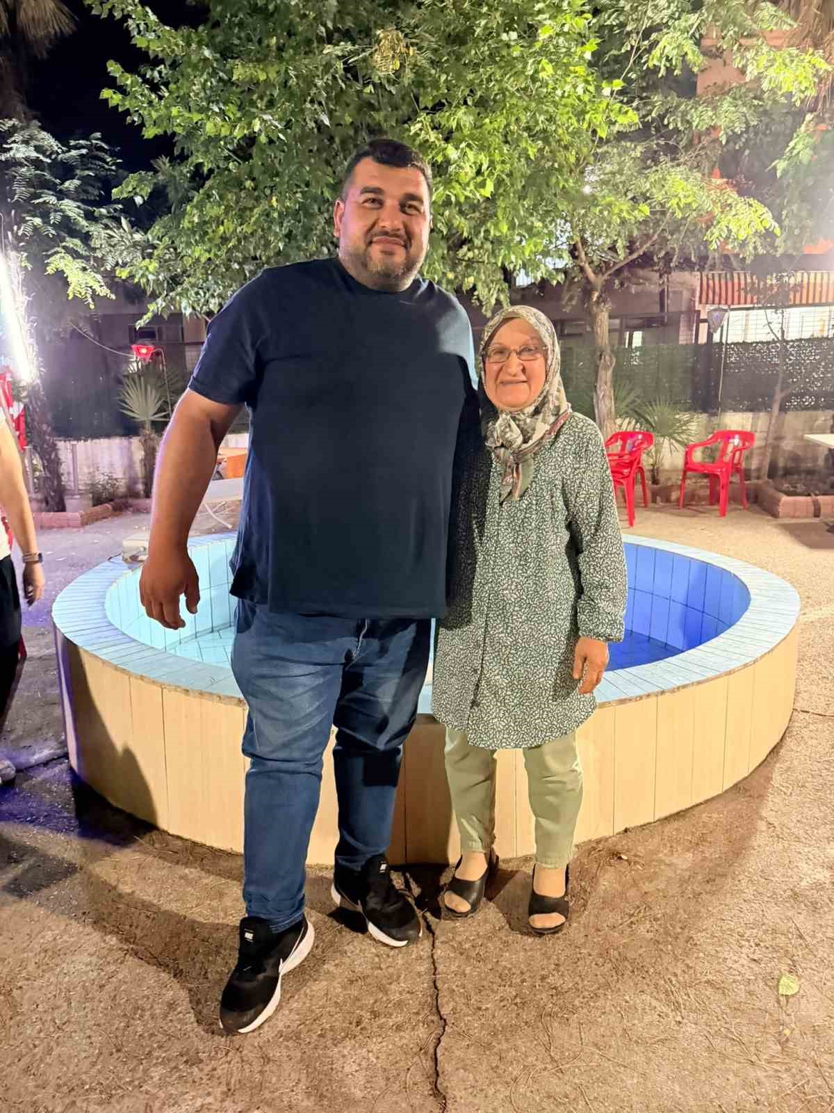 Salihli&rsquo;de ilkokul arkadaşları, 28 yıl sonra buluştu