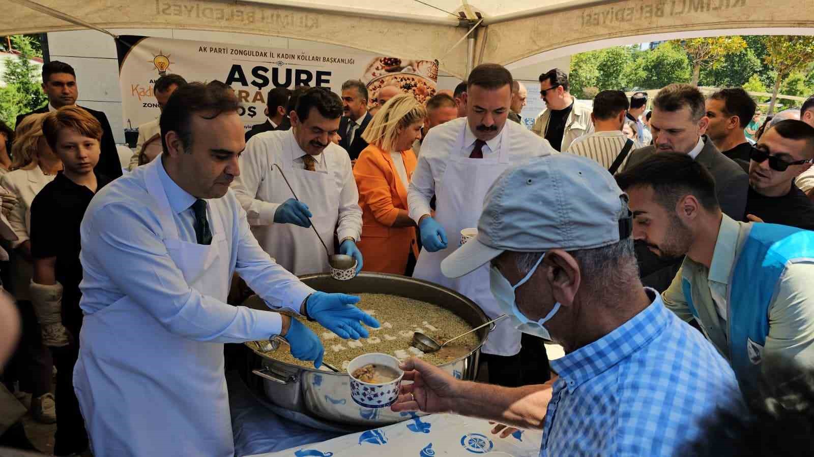 Bakan Kacır, vatandaşlara aşure ikramında bulundu