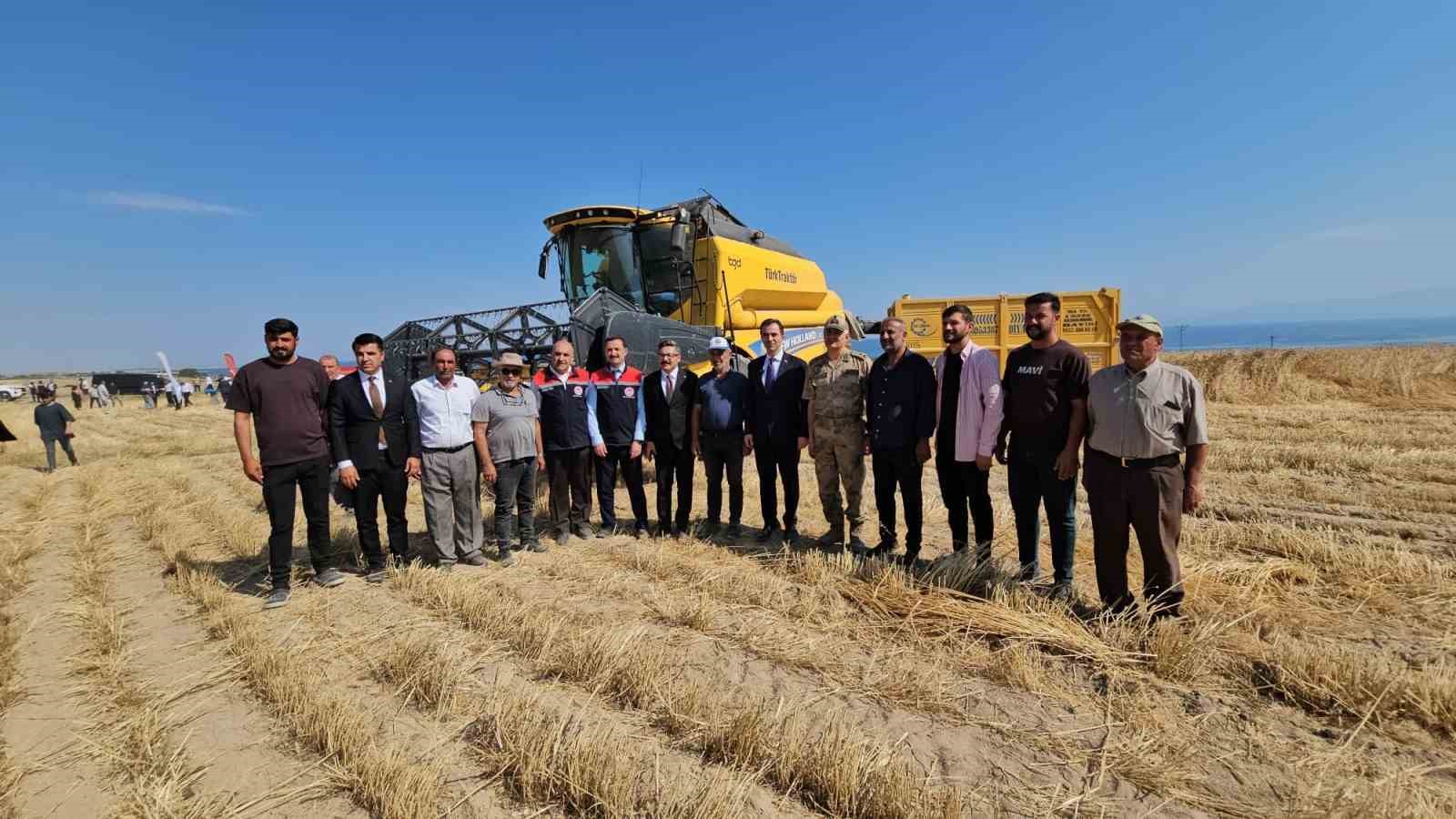 Bitlis Valisi Ahmet Karakaya, Adilcevaz’da çiftçilerle buluştu