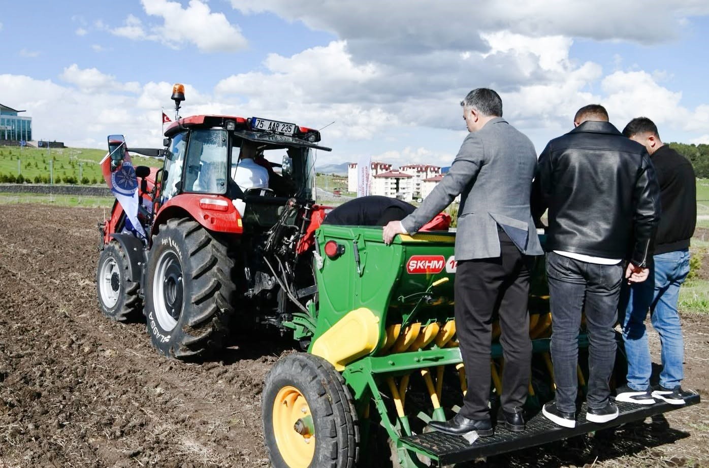 Üniversite Kampüs alanında ilk kez yeşil ve kırmızı mercimek ile nohut ekimi