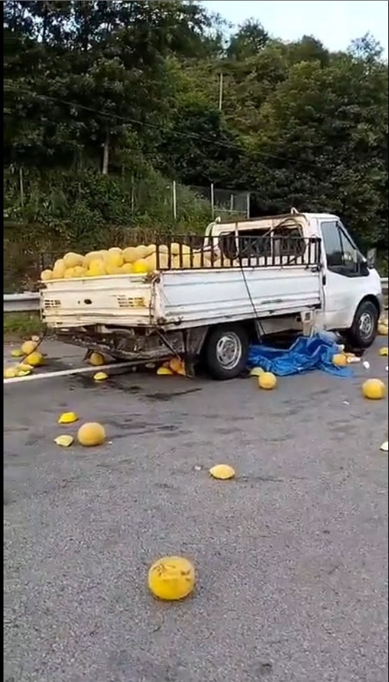 Kavun y&uuml;kl&uuml; kamyonet ile otomobil &ccedil;arpıştı: 3 yaralı