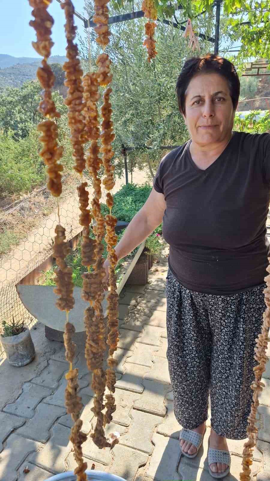 Sarıg&ouml;ll&uuml; &uuml;retici &ccedil;ift &ccedil;areyi cevizli sucukta buldu