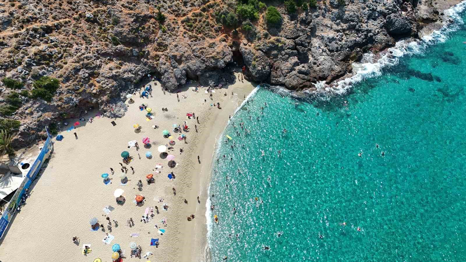 Alanya&rsquo;da hava 33, deniz 29 dereceyi g&ouml;rd&uuml;, turistler denize koştu