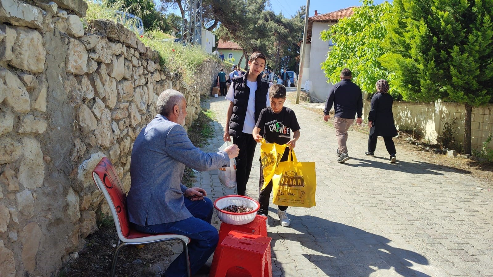 Asırlık &lsquo;&Ccedil;&ouml;rek Derme&rsquo; geleneğinde yiyecekler paylaşıldı