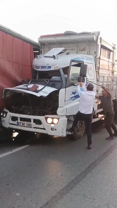 D100’de tıra çarpan kamyonun kupası ezildi: Sürücü sıkıştı