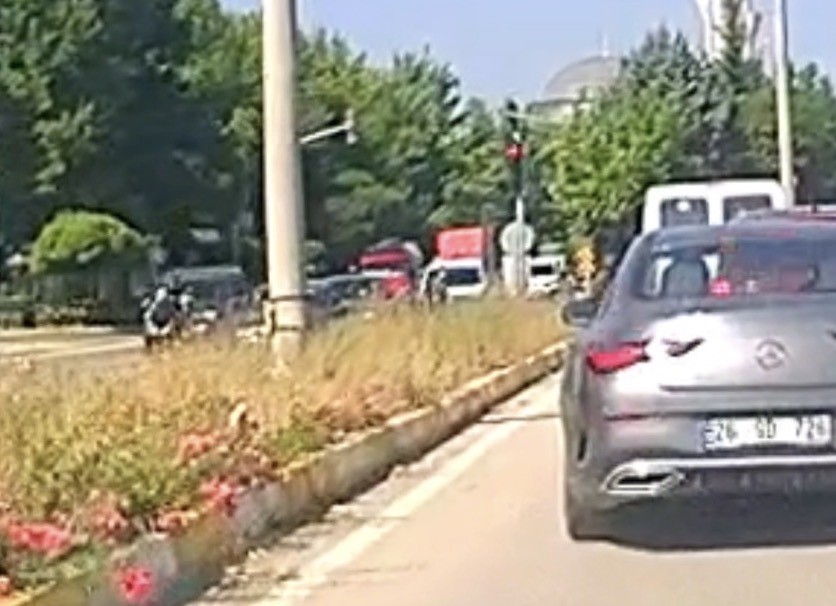 Yaşlı kadına yol vermek isteyen araca başka bir otomobil arkadan b&ouml;yle &ccedil;arptı