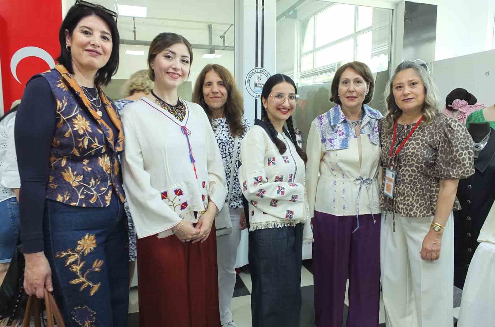 Ninelerinin dokuduğu kumaşlardan dikilen bluzlarla defileye çıktılar