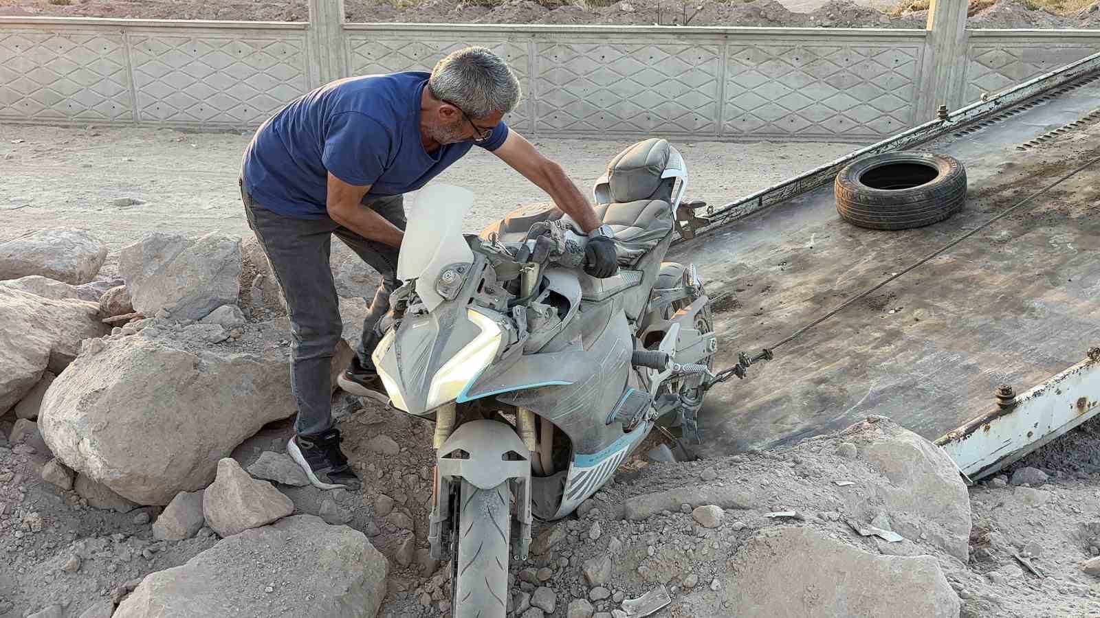 Virajı alamayan motosiklet yoldan çıktı: 2 yaralı