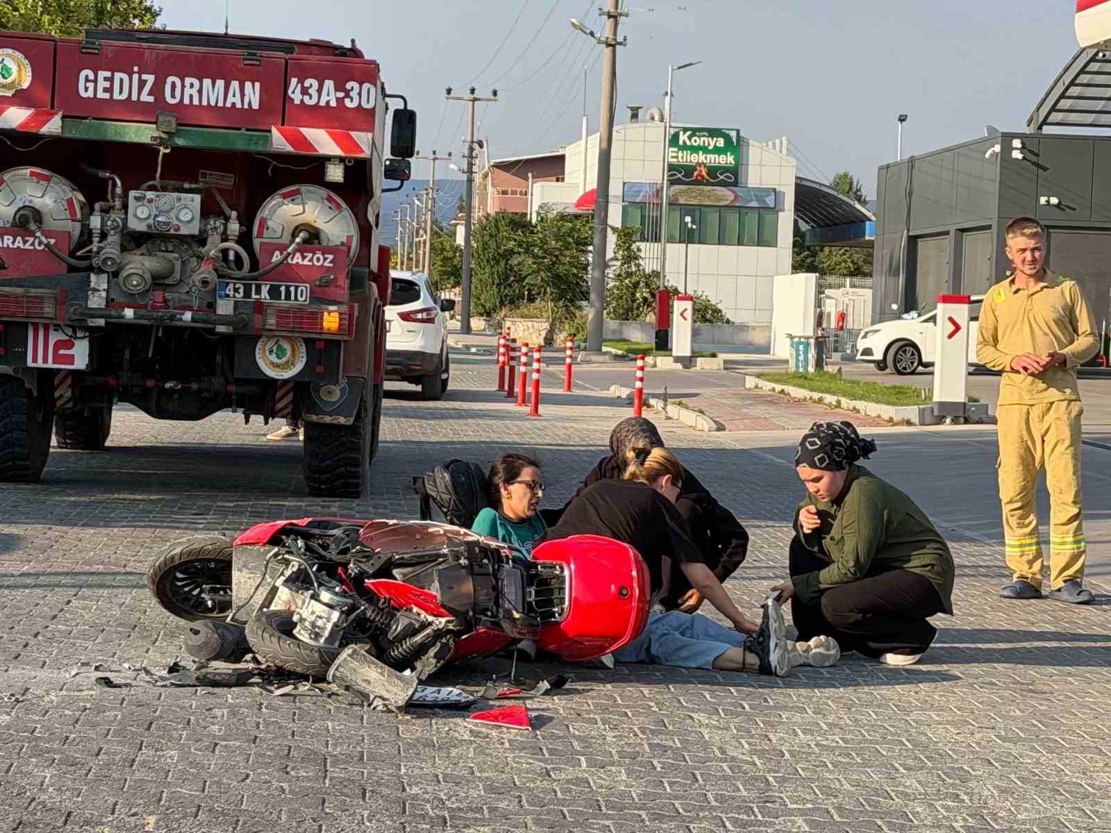 Gediz&rsquo;de araz&ouml;z ile motosiklet &ccedil;arpıştı: 1 yaralı