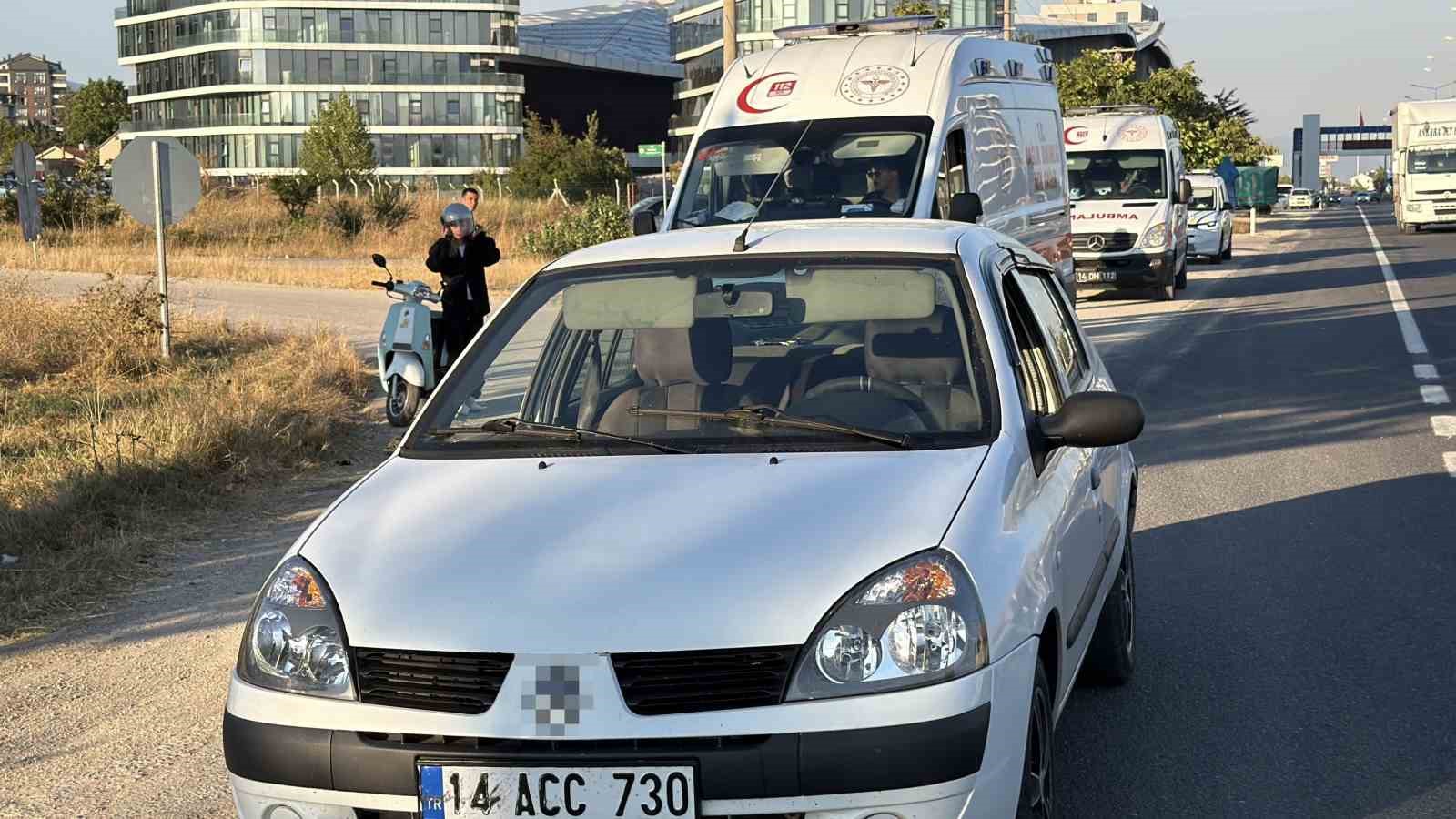 Bolu&rsquo;da motosikletle otomobil &ccedil;arpıştı: 2 yaralı