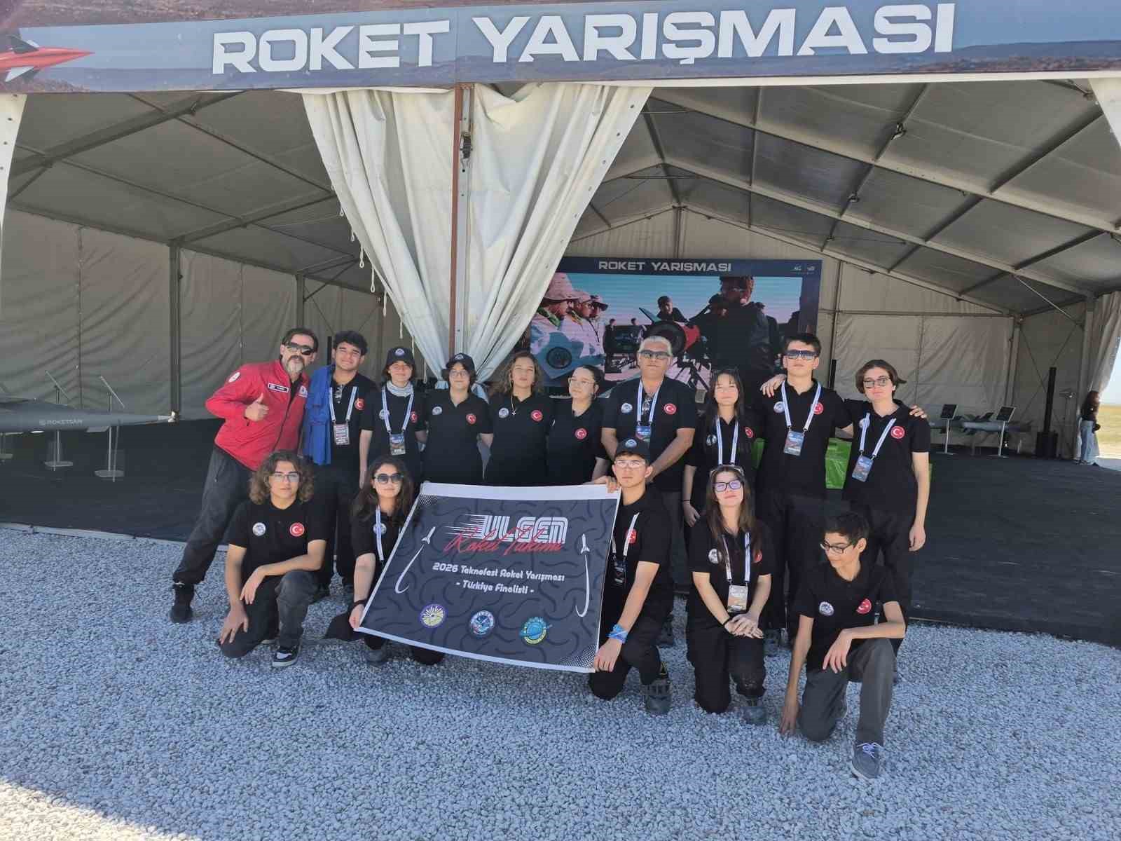 Çivrilli öğrencilerin roketi başarılı bir uçuş gerçekleştirdi