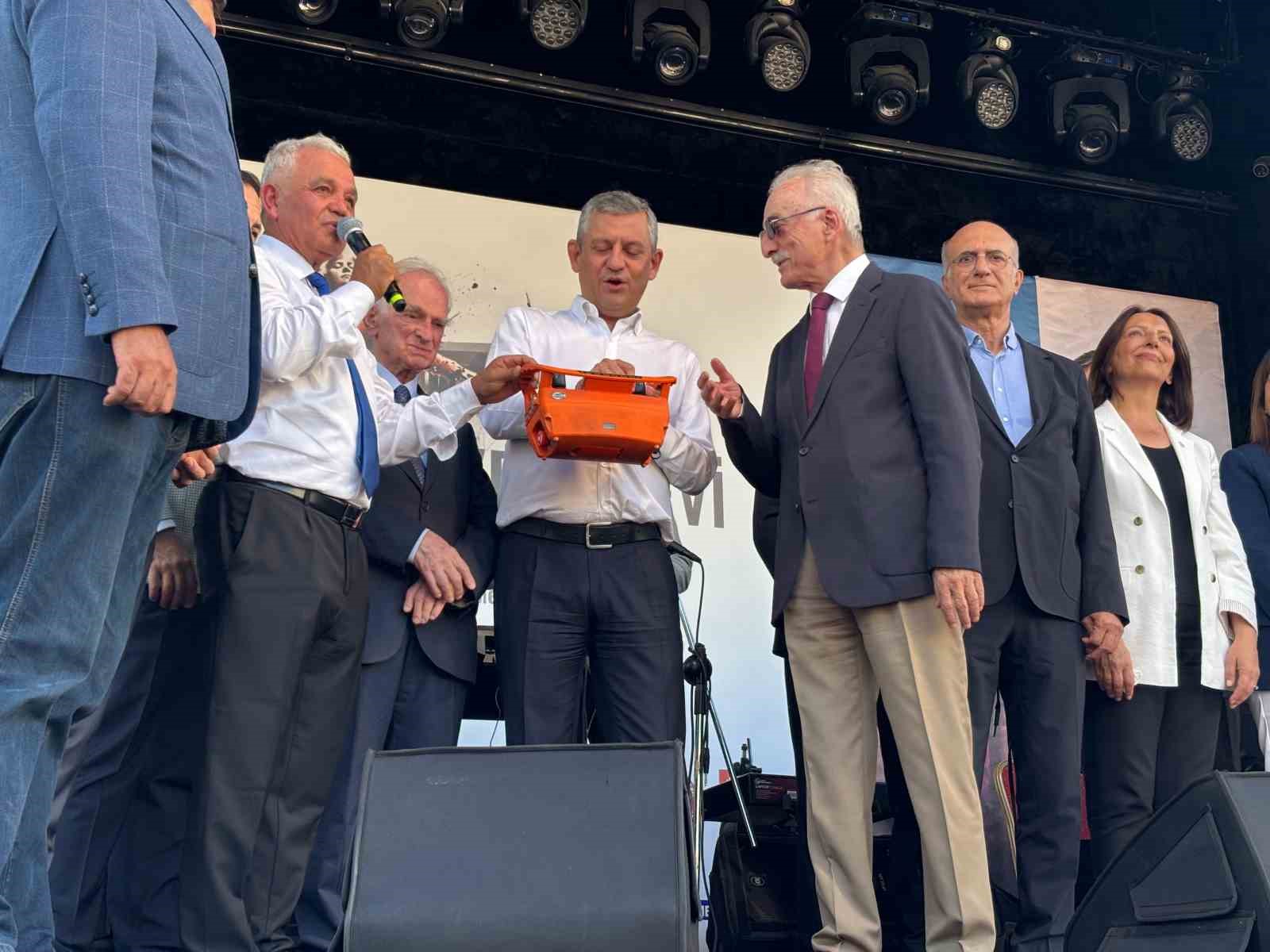YENİ Parti Genel Başkanı &Ouml;zel: "Birlikte yeni bir yola &ccedil;ıktık"