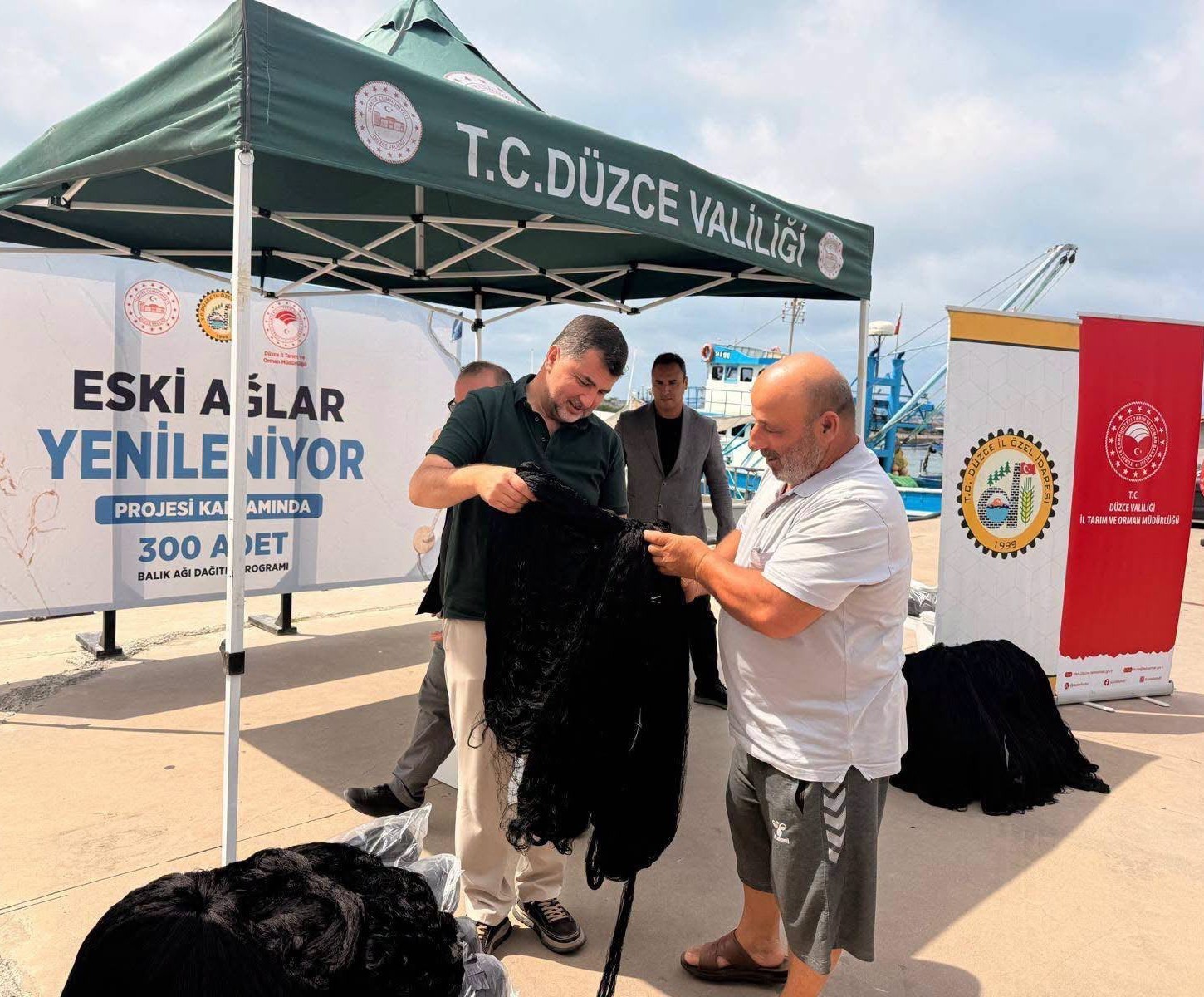 Akçakocalı balıkçılara ağ desteği
