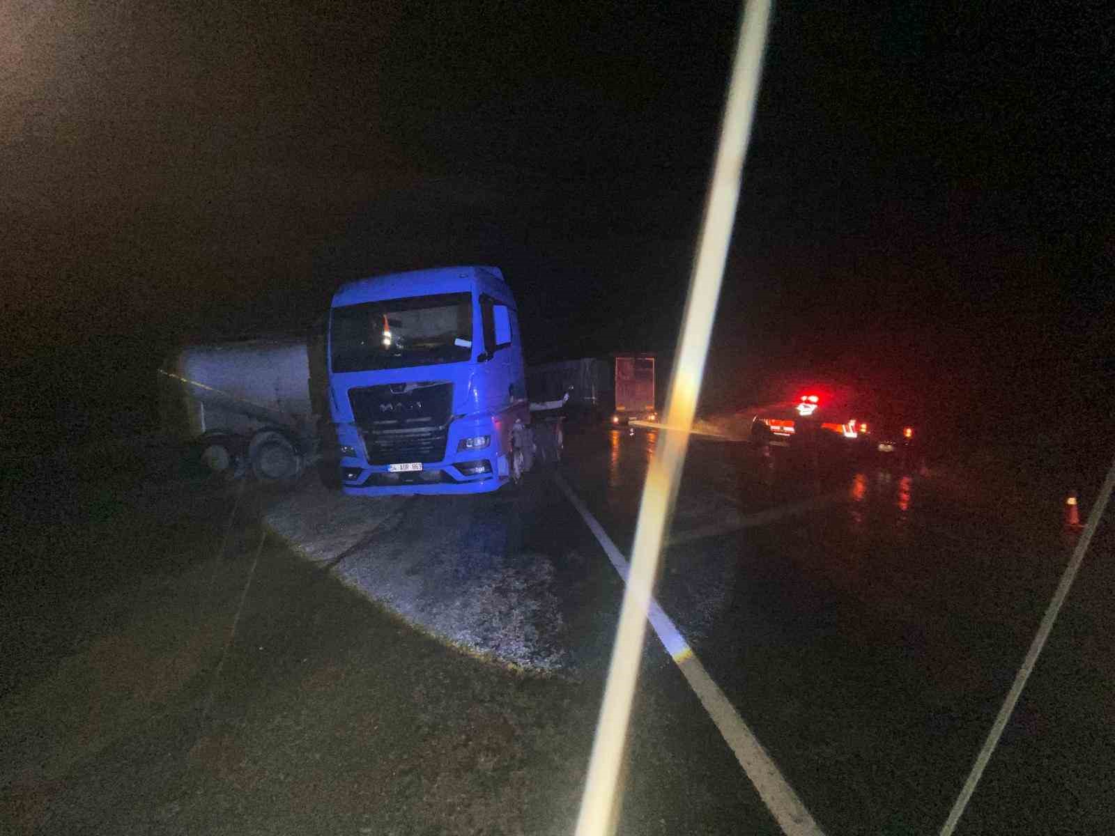 Bolu’da yağmurda kayan tır kazaya neden oldu: 2 yaralı