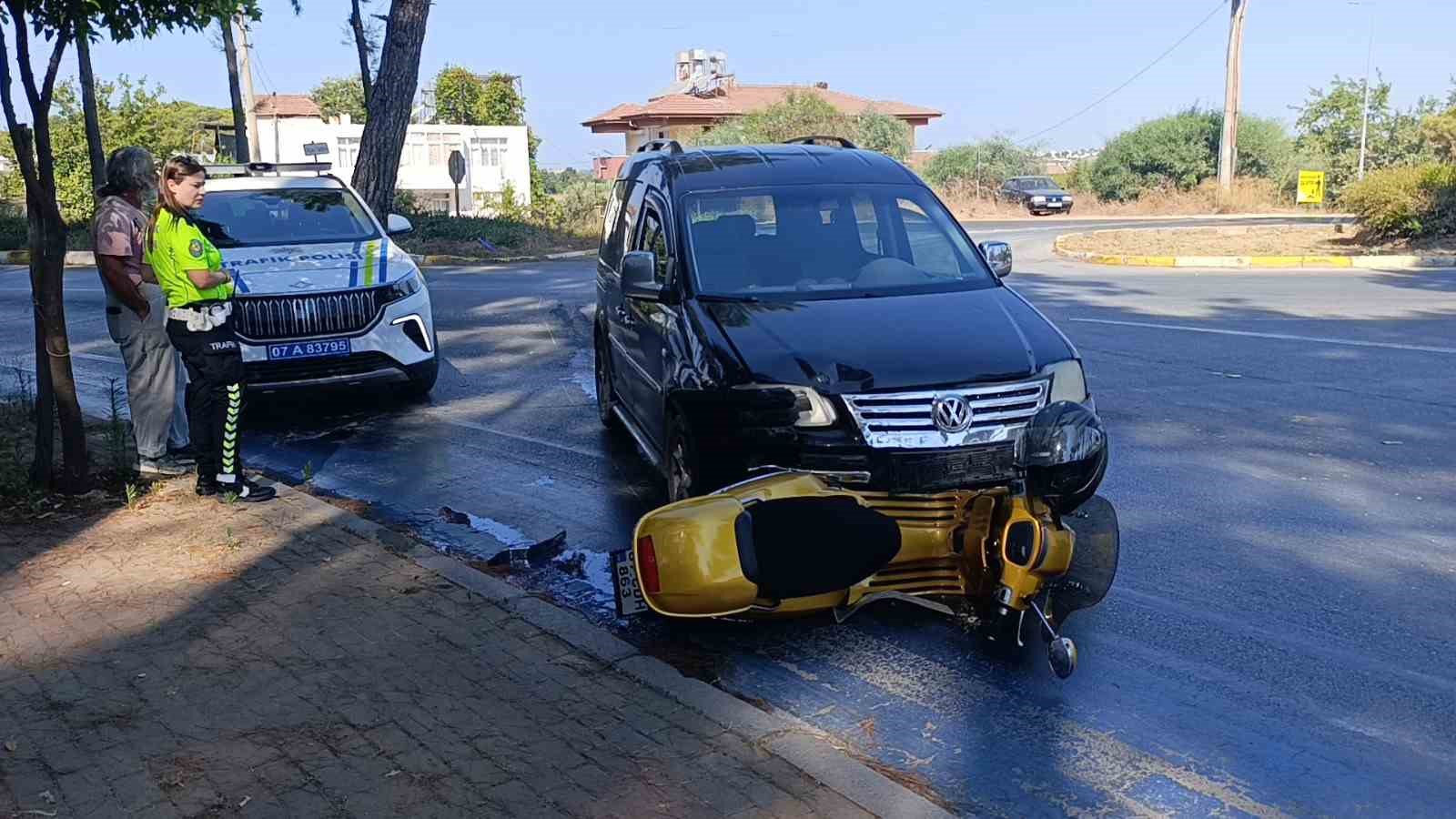 Hafif ticari araç motorlu bisiklete çarptı: 1 yaralı