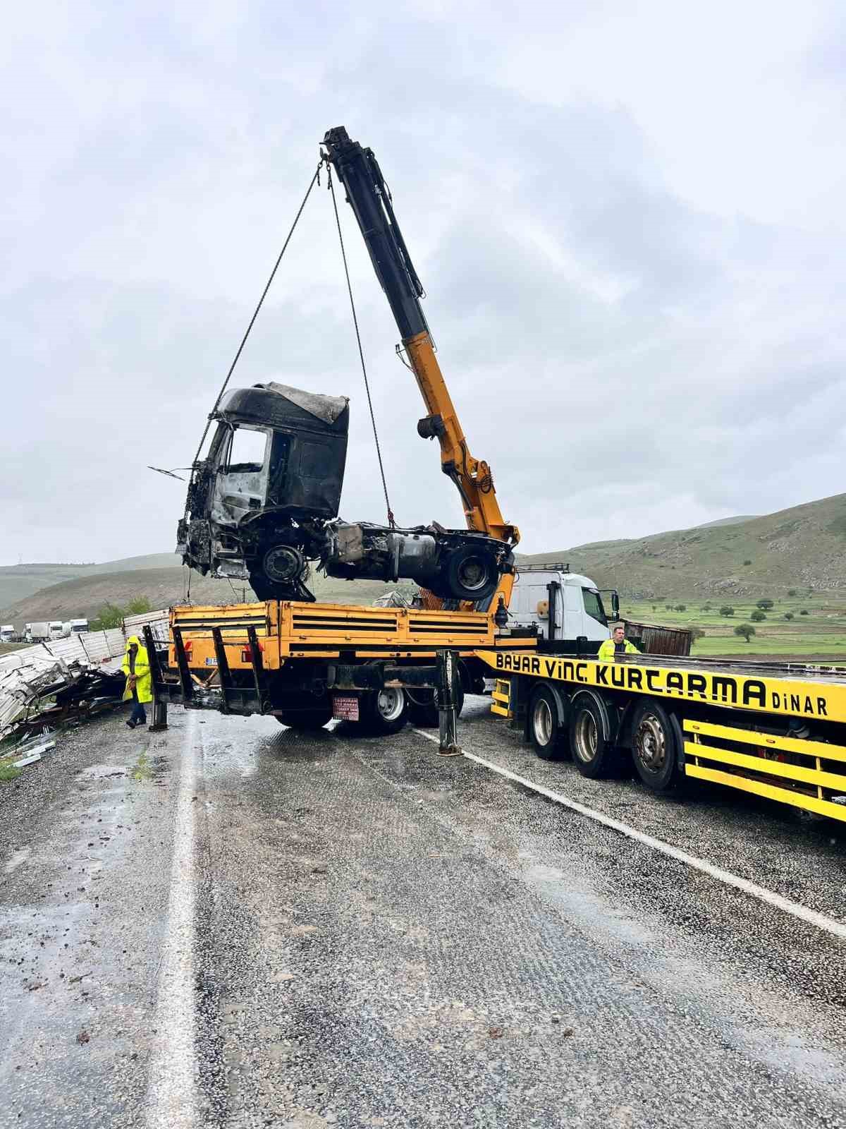 &Ccedil;arpışan tırlar alev alev yandı, s&uuml;r&uuml;c&uuml;ler yaralandı