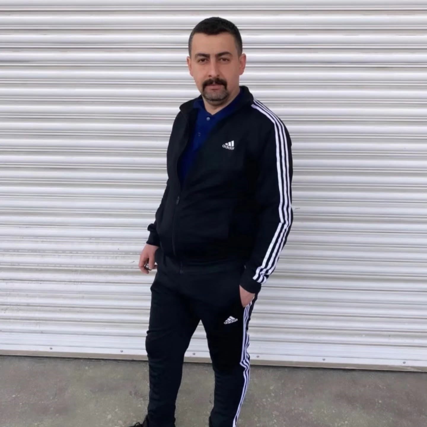 Yola fırlayan parçadan kurtulmak isterken karşı şeride uçarak 2 otomobille çarpıştı: 2 ölü